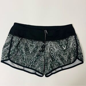 Nike Dri Fit Black White Gray Patterned Women’s Athletic Shorts